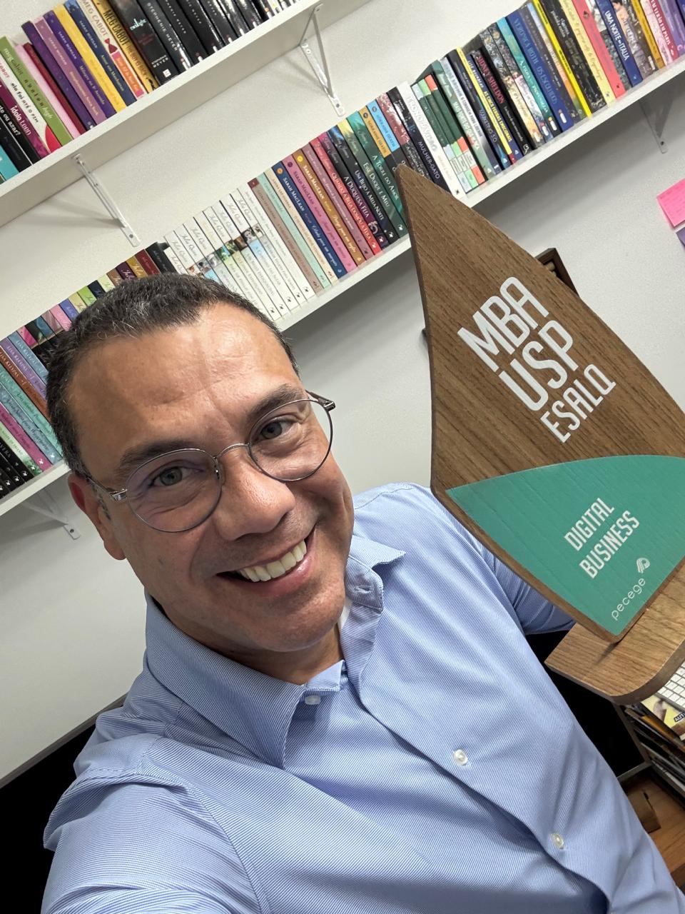 Marcelo Uchoa com troféu do MBA em Digital Business da USP